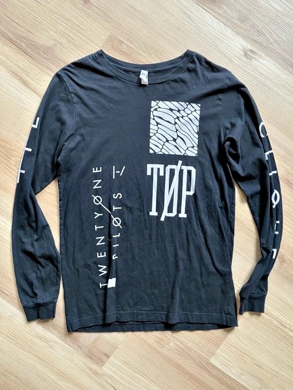 Twenty One Pilots Long Sleeve Graphic Tee in Black & White Size Medium